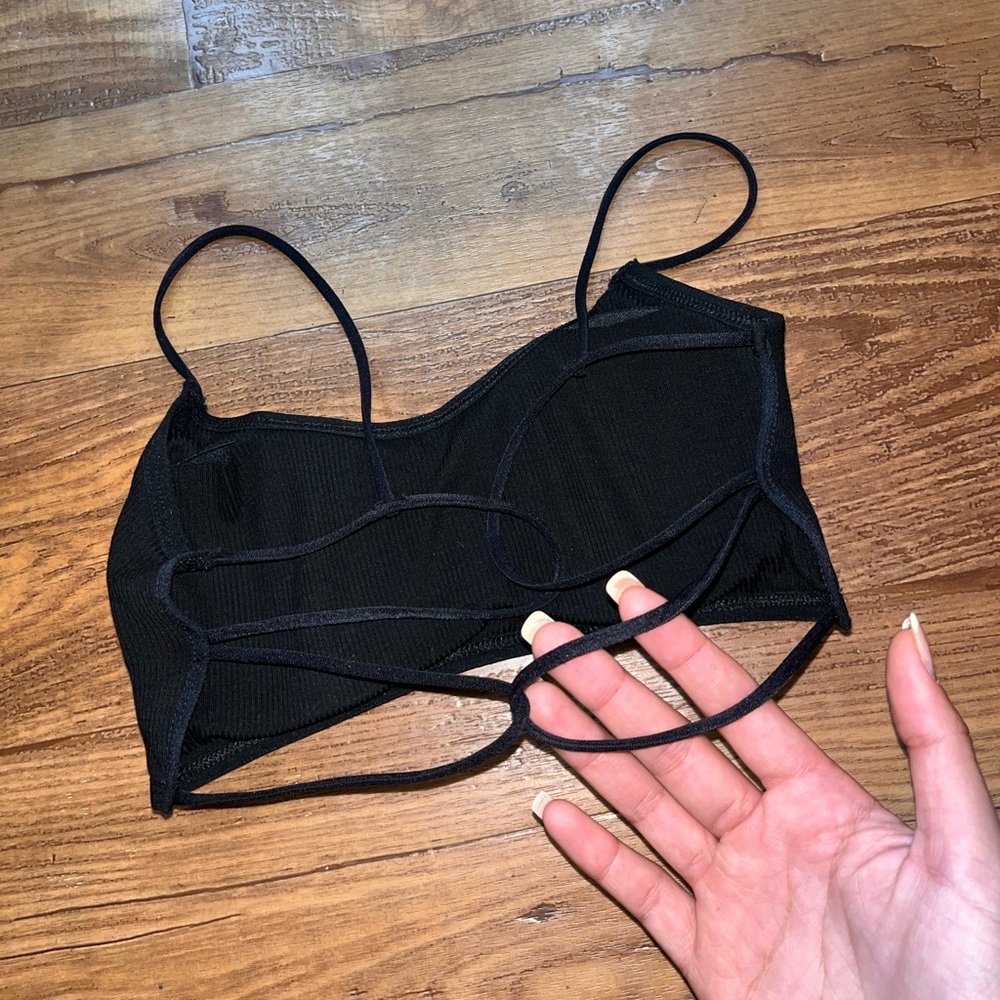 Cross back strappy sports bra